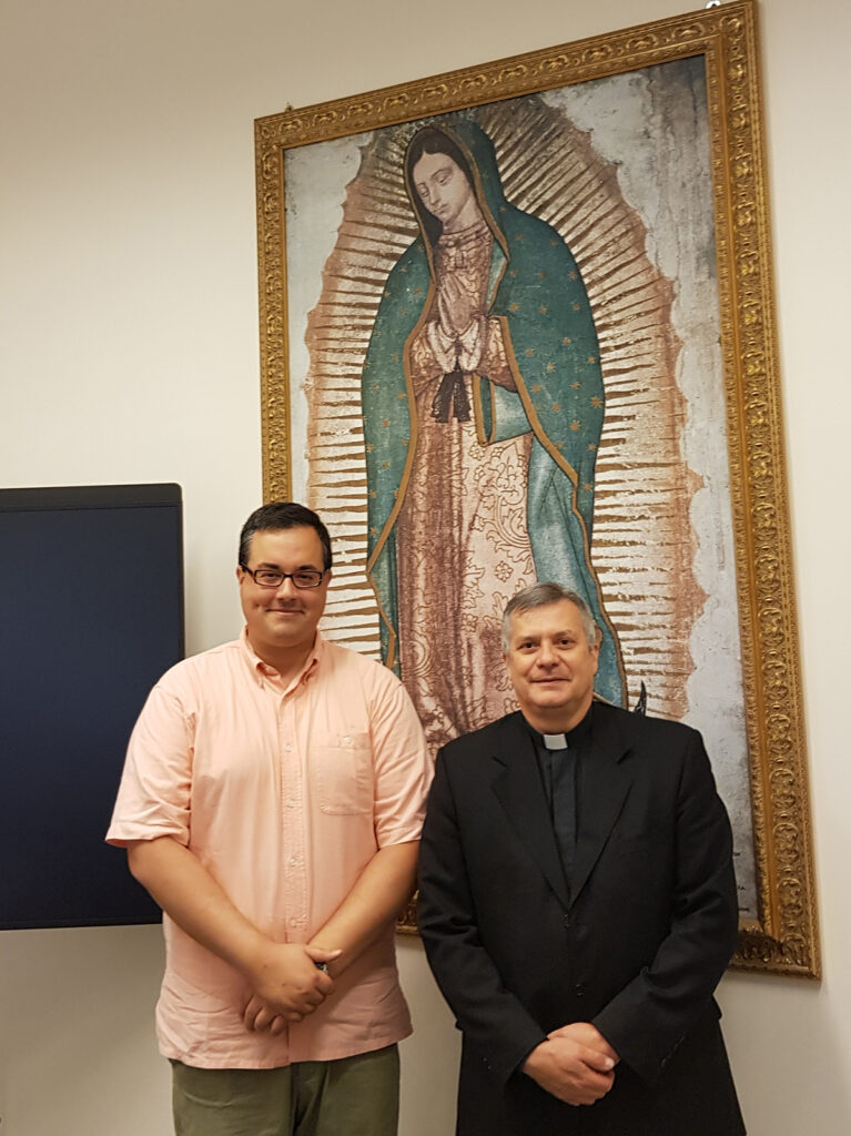 Miguel Dongil con el Secretario del Dicasterio para la Comunicación