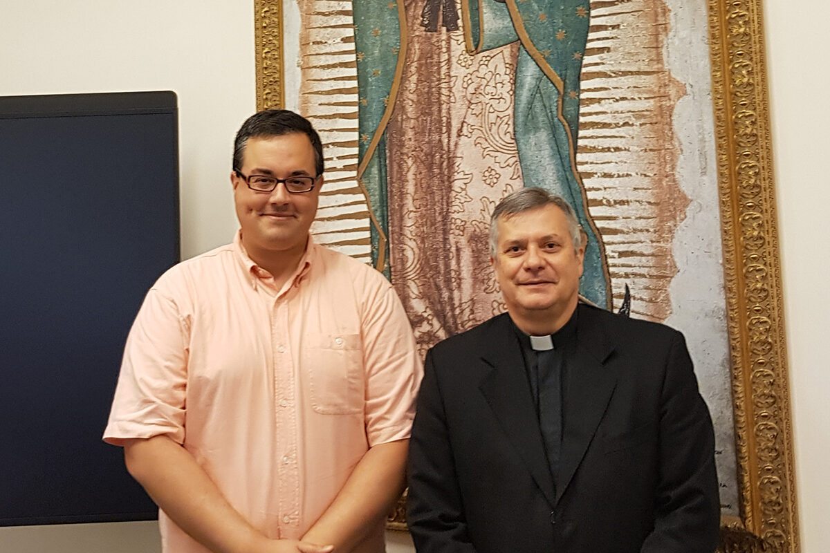 Reunión de Miguel Dongil con el Secretario del Dicasterio de Comunicación del Vaticano en 2024
