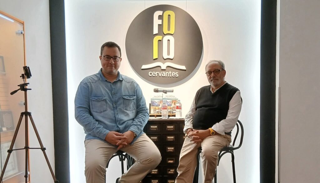 Miguel Dongil presentando a Víctor Guerra en la Librería Cervantes de Oviedo