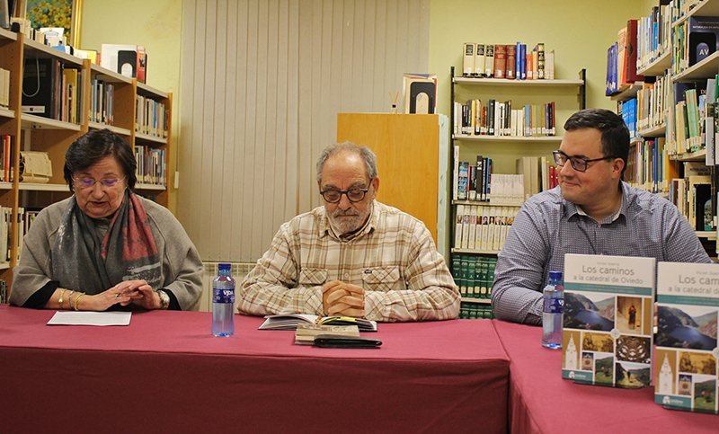Miguel Dongil presentando a Víctor Guerra en Pola de Allande