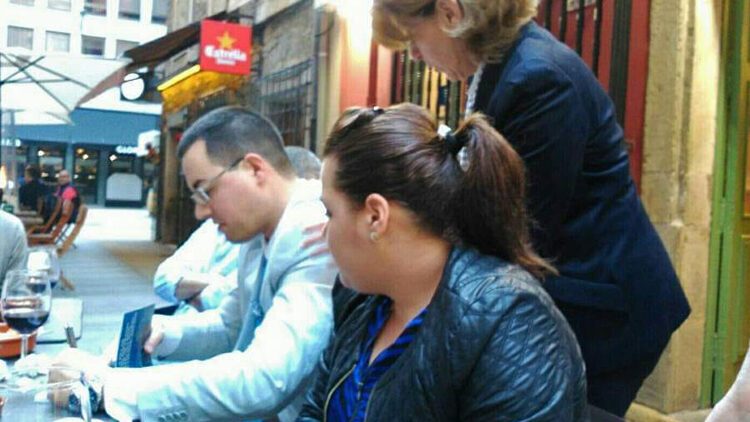 Miguel Dongil, firmando autógrafos