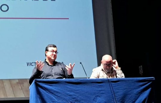 Miguel Dongil presentando a Victor Guerra en Pola de Siero