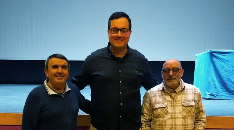 Miguel Dongil presentando a Víctor Guerra en el Auditorio de Pola de Siero