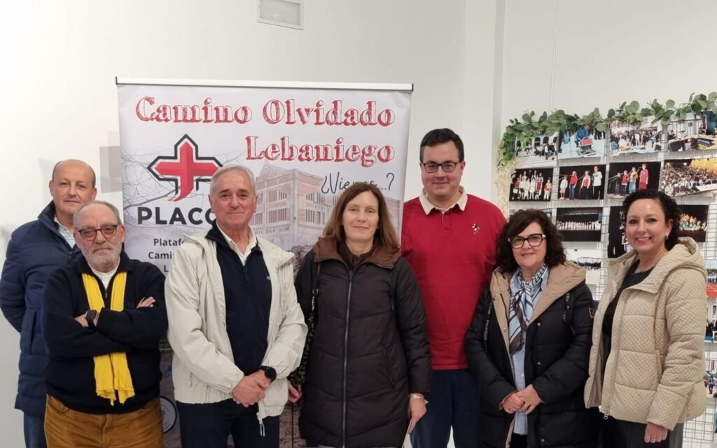 Miguel Dongil con algunos asistentes a la charla en Astillero