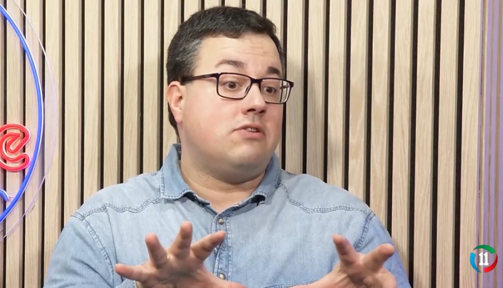 Miguel Dongil y Marga Pereda en el plató de Canal 11TV hablando sobre historia