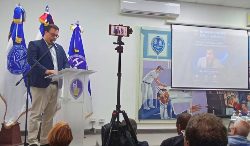 Miguel Dongil dando una conferencia en la UASD.